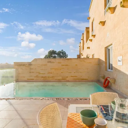 Inni Gozitan Private Pool- Happy