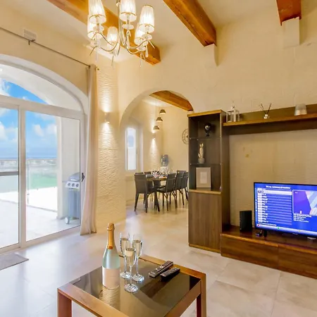 Inni Gozitan Private Pool- Happy *