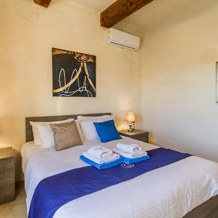 Inni Gozitan Private Pool- Happy *